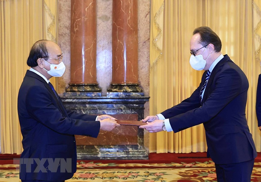 越南国家主席阮春福会见前来递交国书的四国大使